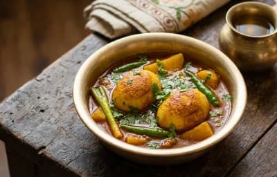 Dimer Jhol with Peyajkoli