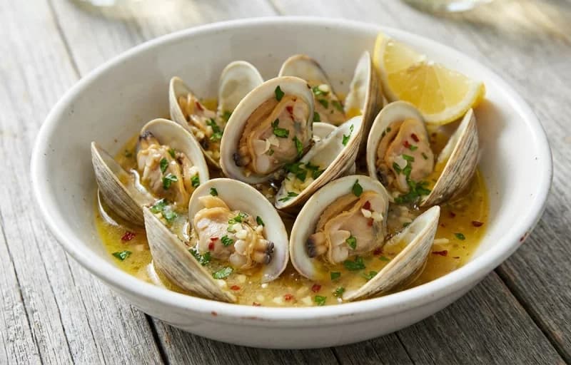 Steamed Clams with Garlic and White Wine with No-Knead Crusty Bread - Recipe 1